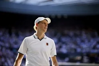 TENNIS. TOUCHÉ AU GENOU, JANNIK SINNER POURRAIT MANQUER L’US OPEN