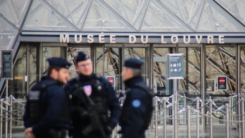 AU MUSÉE DU LOUVRE, UN POLICIER NOMMÉ EN JUILLET AU POSTE DE « COORDONNATEUR SÛRETÉ » CRÉÉ APRÈS LE CAMBRIOLAGE