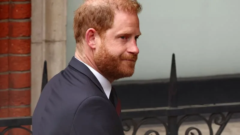UN JUGEMENT « INCOHÉRENT » ET « CHOQUANT »: LE PRINCE HARRY FURIEUX APRÈS AVOIR PERDU SON PROCÈS CONTRE LE DAILY MAIL