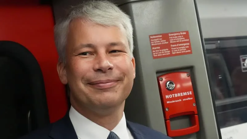 LA DEUTSCHE BAHN SOUFFRE D’UN LOURD RETARD DANS LA MODERNISATION DE SES TRAINS: EN DÉPLACEMENT, LE NOUVEAU MINISTRE DES TRANSPORTS ALLEMAND A DÛ CHANGER DE WAGON À LA SUITE D’UNE PANNE DE CLIMATISATION