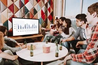 ET SI PRÉSENTER DES DIAPORAMAS POWERPOINT ÉTAIT LA MEILLEURE FAÇON DE FAIRE LA FÊTE ? L’IDÉE CARTONNE CHEZ LA GEN Z