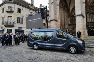 « LA VIE ALLAIT TRÈS BIEN À FRANÇOIS PATRIAT » : L’HOMMAGE D’EMMANUEL MACRON AUX OBSÈQUES DE L’ANCIEN SÉNATEUR