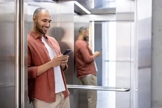 DANS LES ASCENSEURS, LES MIROIRS NE SONT PAS LÀ QUE POUR SE RECOIFFER : VOICI LEURS DEUX FONCTIONS MÉCONNUES