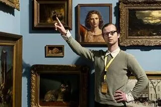 GRINCHEUX, MÉCHANT… CE GUIDE ODIEUX ATTIRE POURTANT LES FOULES AU MUSÉE, ON A TENTÉ DE PERCER SON SECRET