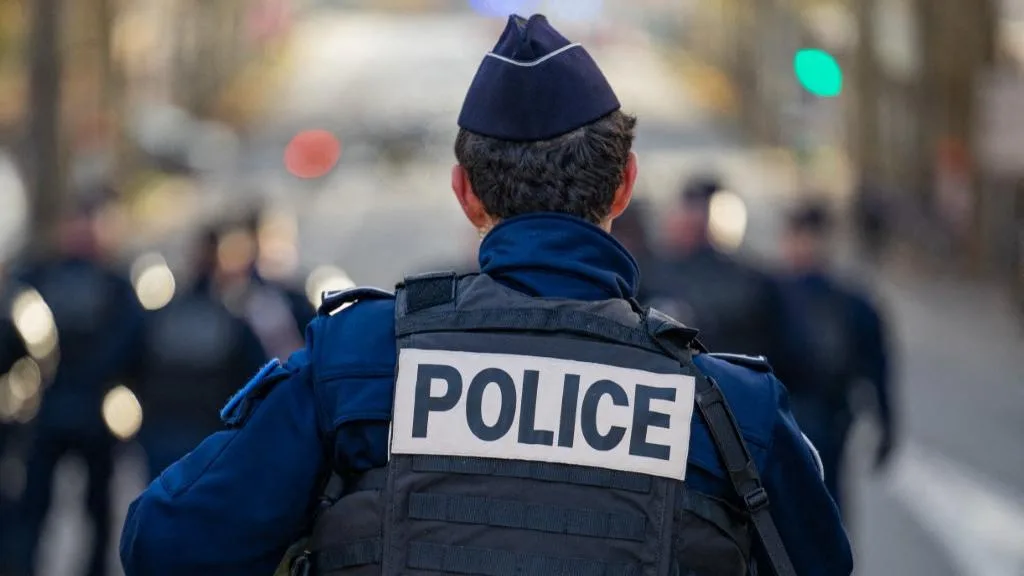 PLUS DE 100 000 SIGNATURES CONTRE UNE PROPOSITION DE LOI SUR L’USAGE DES ARMES PAR LES FORCES DE L’ORDRE