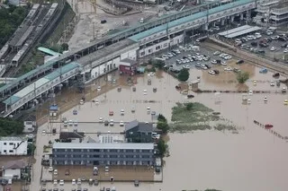INONDATIONS AU JAPON : LE BILAN GRIMPE À NEUF MORTS, PLUS DE 1 000 HABITATIONS SOUS LES EAUX