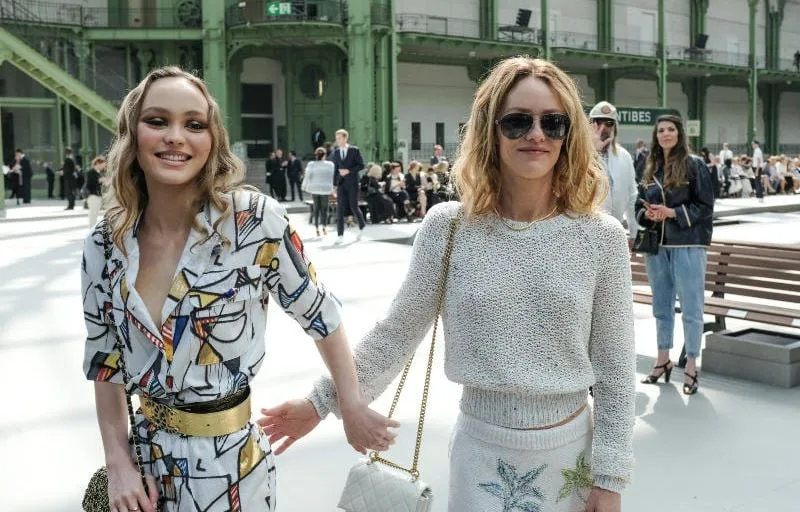VANESSA PARADIS TROUVE QU’ÊTRE UN « NEPO BABY », COMME SES ENFANTS, EST UN « HANDICAP »