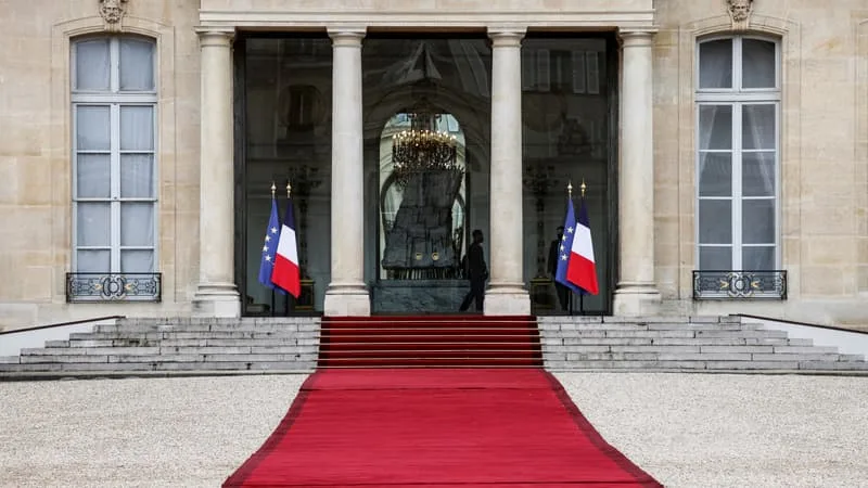 ÉDITO. RETRAITES, PRIX À LA POMPE, REMBOURSEMENT DE LA SANTÉ: LA BOMBE SOCIALE AU CŒUR DE 2027 (MAIS QUI PAIERA?)