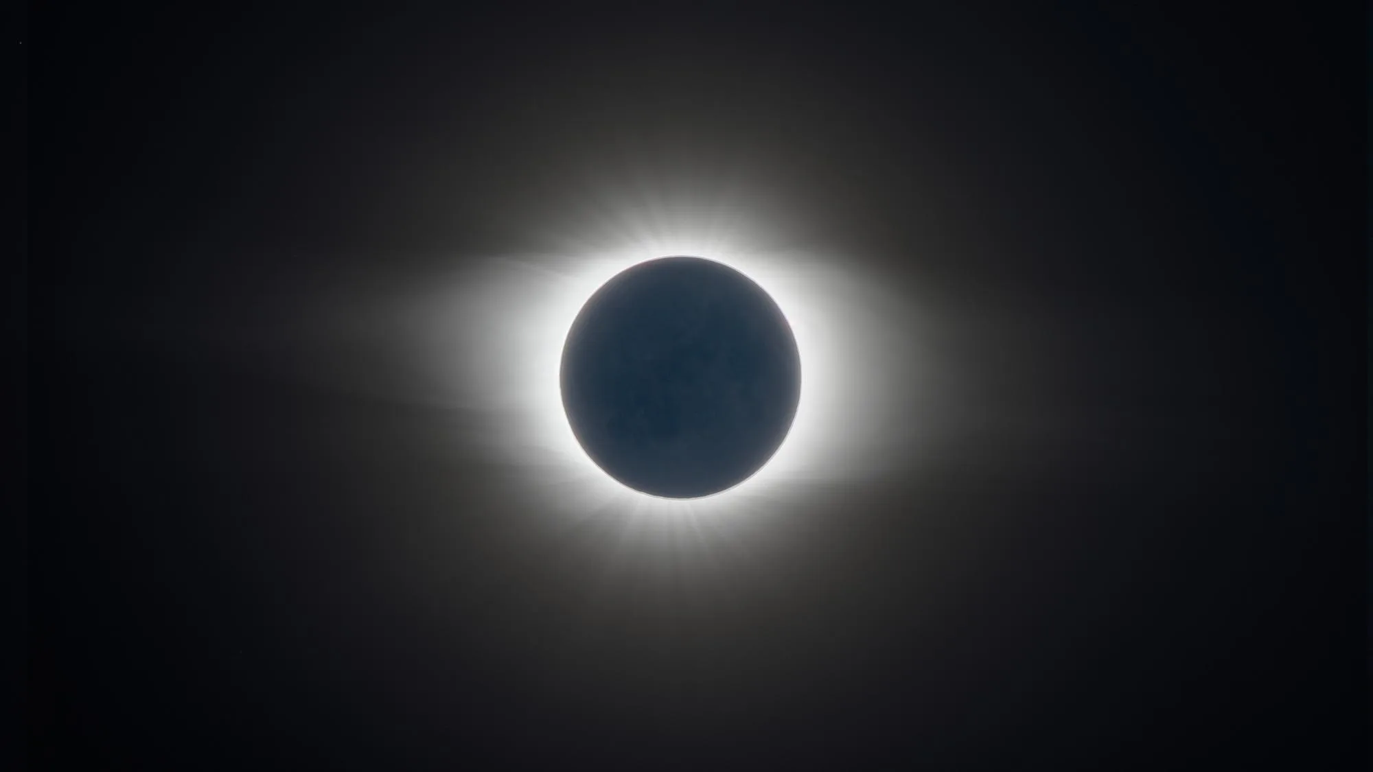 À QUELLE HEURE OBSERVER L’ÉCLIPSE SOLAIRE POUR NE RIEN MANQUER DE L’ÉVÉNEMENT ? VOICI LES HORAIRES DANS LES GRANDES VILLES