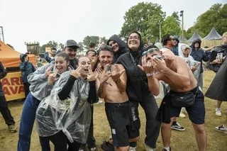 « ON EST ARRIVÉS À 12H30, POUR LUI, ON PEUT TOUT FAIRE » : LE PUBLIC DU V AND B FEST’2026 PRÊT À TOUT POUR JUL