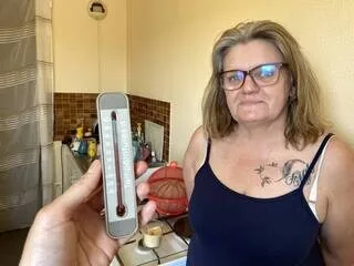 CANICULE : « 30 °C, C’EST ATROCE »… CHRISTELLE SUFFOQUE DANS SON APPARTEMENT AU 10E ÉTAGE D’UNE TOUR DE LAVAL