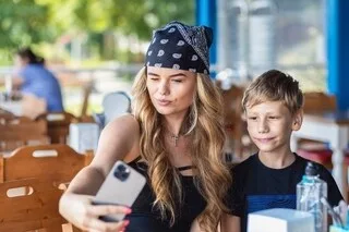 D’OBJET POLITIQUE À ACCESSOIRE DE MODE, LE BANDANA A TRAVERSÉ DES SIÈCLES, VOICI SA SURPRENANTE HISTOIRE