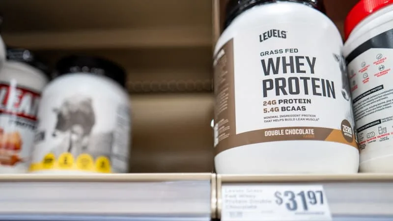 DES MILLIONS D’AMÉRICAINS RAFFOLENT DE CETTE PROTÉINE ISSUE DU FROMAGE ET DONT LE PRIX A EXPLOSÉ: LA WHEY BOOSTE L’INDUSTRIE LAITIÈRE AMÉRICAINE QUI A INVESTI 13 MILLIARDS DE DOLLARS POUR RÉPONDRE À LA DEMANDE