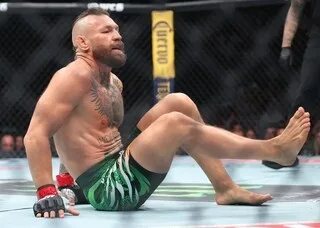 VIDÉO MMA. RETOUR CAUCHEMARDESQUE POUR CONOR MCGREGOR, ARRÊTÉ AU PREMIER ROUND FACE À MAX HOLLOWAY !