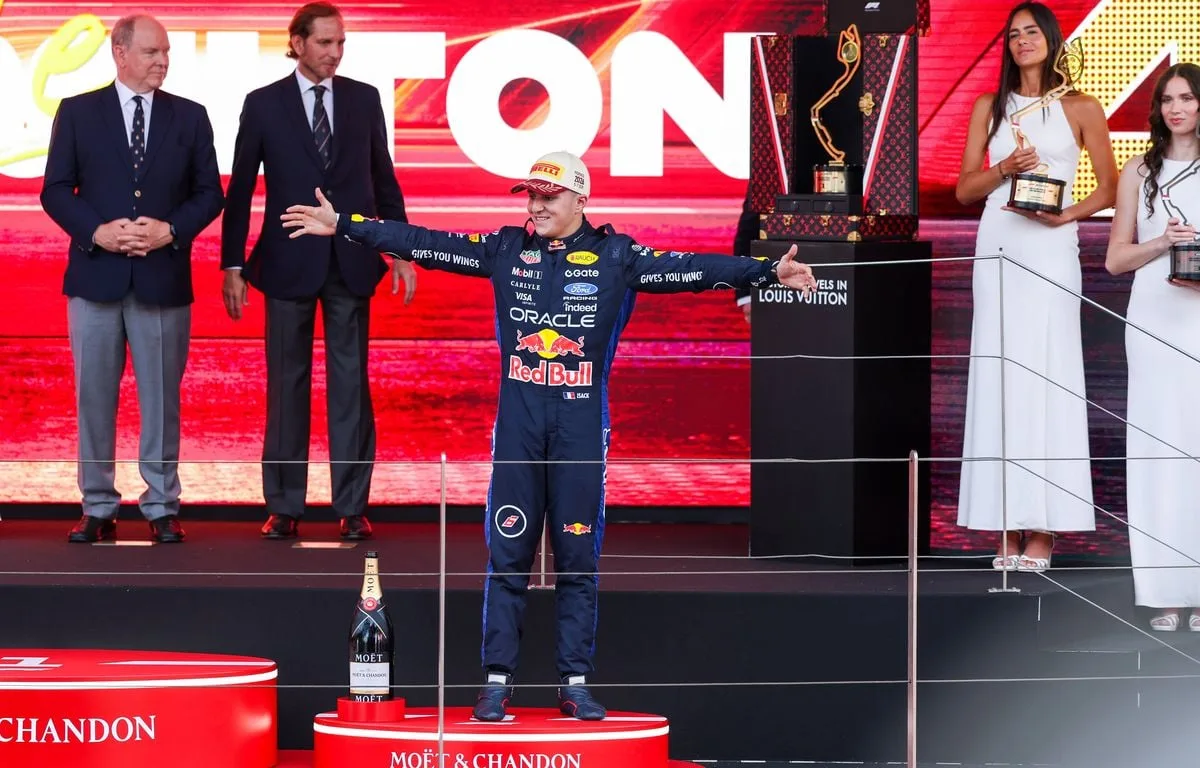 GP DE MONACO : « MA CONFIANCE ÉTAIT TRÈS BASSE »… ISACK HADJAR S’EST FAIT VIOLENCE POUR RAFLER SON DEUXIÈME PODIUM EN F1