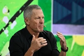 « ON FRÔLE LA VIOLATION DES DROITS DE L’HOMME » : ARMSTRONG DÉNONCE LES CONTRÔLES ANTIDOPAGE DE POGACAR ET VINGEGAARD