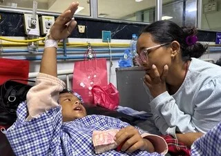 CRUE AU NÉPAL : UNE MÈRE CROIT SON FILS DE 8 ANS MORT, UNE JOURNALISTE RETROUVE SA TRACE DANS UN HÔPITAL