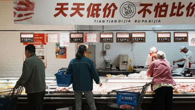 LA CHINE PRODUIT TELLEMENT DE COCHONS QU’ELLE LES STOCKE DANS DES « GRATTE-CIEL »: MAIS PROBLÈME, LES CHINOIS SE SONT MIS À MANGER DU POULET ET LES PRIX S’EFFONDRENT (RÉVÉLATEUR DES DÉSÉQUILIBRES CHINOIS)