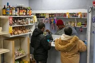 « ON SE SENT PERDUS » : AUX ÉTATS-UNIS, UN MILLION DE RÉFUGIÉS DANS L’INCERTITUDE APRÈS LA LEVÉE DE LEUR PROTECTION