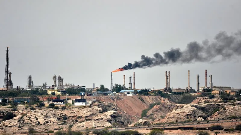 « CELA REPRÉSENTE PLUS DE 60% DES RECETTES PÉTROLIÈRES PRÉVUES CETTE ANNÉE »: POURTANT « EN PLEINE CRISE », L’IRAN ASSURE AVOIR VENDU 18 MILLIARDS DE DOLLARS DE PÉTROLE EN CINQ MOIS DE GUERRE AVEC LES ÉTATS-UNIS