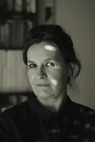 LANESTER. L’ARTISTE BRETONNE NATALIE LANSON EXPLORE LE MONDE VÉGÉTAL DANS UNE EXPOSITION SUR MESURE