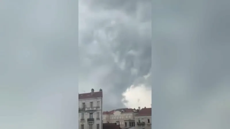 TORNADE DANS LA LOIRE, 141.500 ÉCLAIRS… LES IMAGES DE LA FRANCE ENCORE BALAYÉE PAR DE VIOLENTS ORAGES