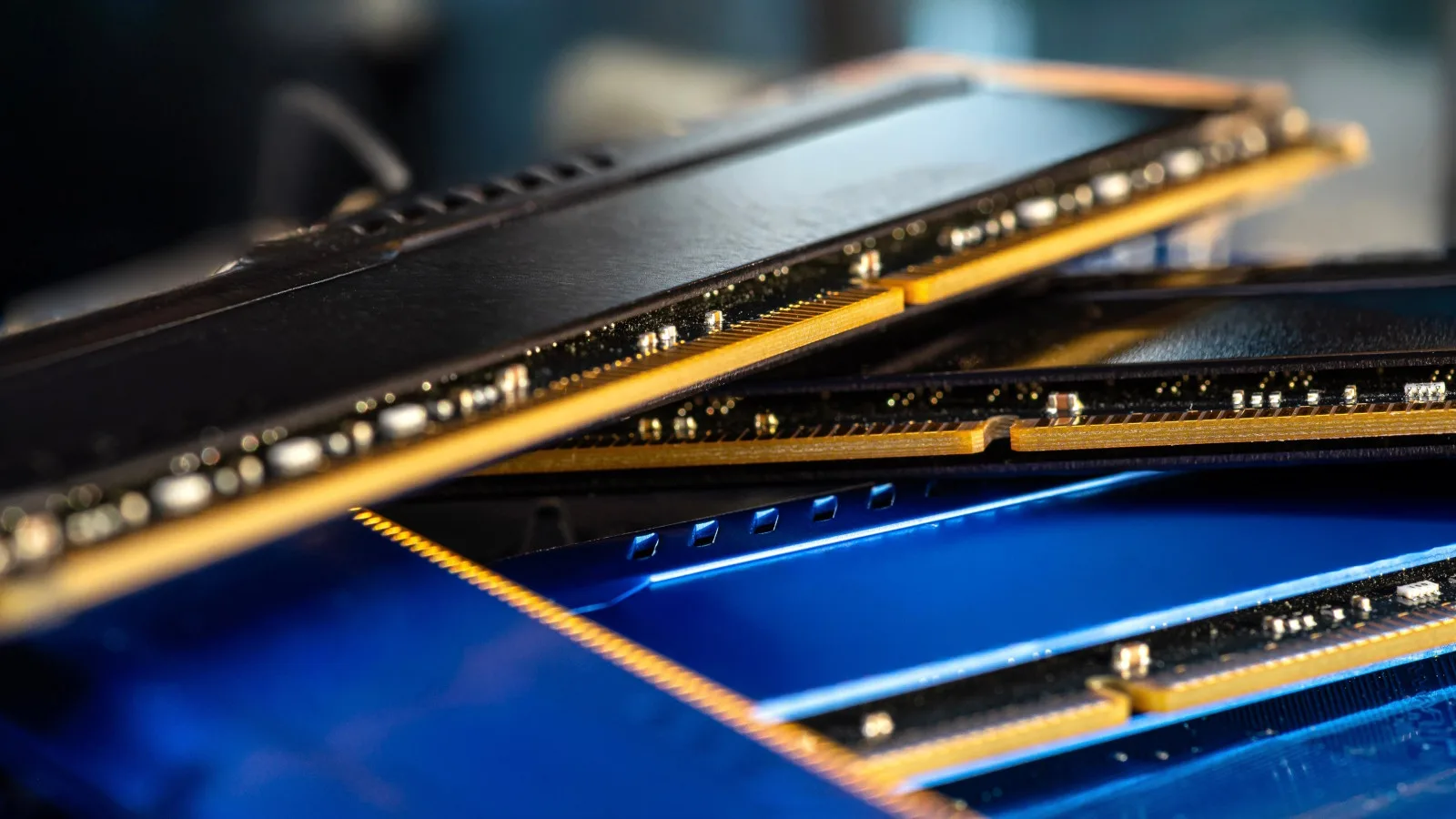 32 GO DE RAM POUR JOUER SOUS WINDOWS 11 ? MICROSOFT EFFACE SES RECOMMANDATIONS EMBARRASSANTES