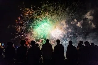 FEUX D’ARTIFICE, BALS DES POMPIERS… COMMENT LA CANICULE PERTURBE LES FESTIVITÉS DU 14 JUILLET
