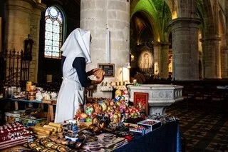 ENQUÊTE. ICÔNES, MIEL… ET DRONES : DES RELIGIEUSES COLLECTENT-ELLES DE L’ARGENT EN FRANCE POUR SOUTENIR L’ARMÉE RUSSE ?