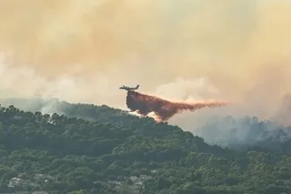 INCENDIE DANS LE VAR : LA PISTE D’ACTES VOLONTAIRES « SÉRIEUSEMENT ENVISAGÉE » POUR LA REPRISE DE FEU