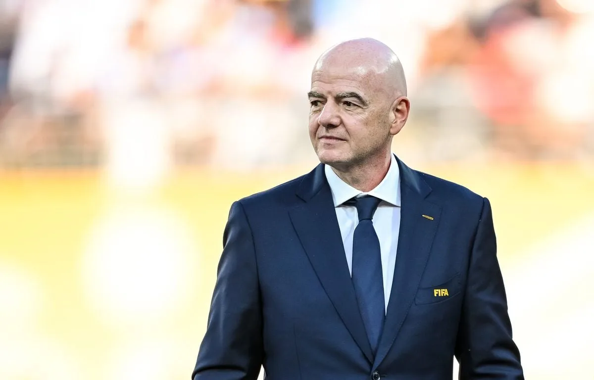 FOOTBALL : LA FIFA FAIT SON MEA CULPA MAIS MARTÈLE SON « PLEIN SOUTIEN » À INFANTINO