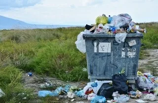 CETTE MAIRIE DU VAR PEUT DÉSORMAIS DEMANDER AUX AUTEURS D’INCIVILITÉS DE PAYER LE PRIX DES NETTOYAGES ET RÉPARATIONS