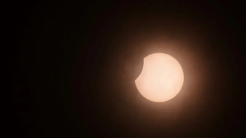 « CE SERA TRANSPARENT POUR LE CONSOMMATEUR »: POURQUOI L’ÉCLIPSE SOLAIRE N’AURA AUCUNE INCIDENCE SUR LA PRODUCTION ÉLECTRIQUE EN FRANCE, CONTRAIREMENT À CERTAINS PAYS VOISINS