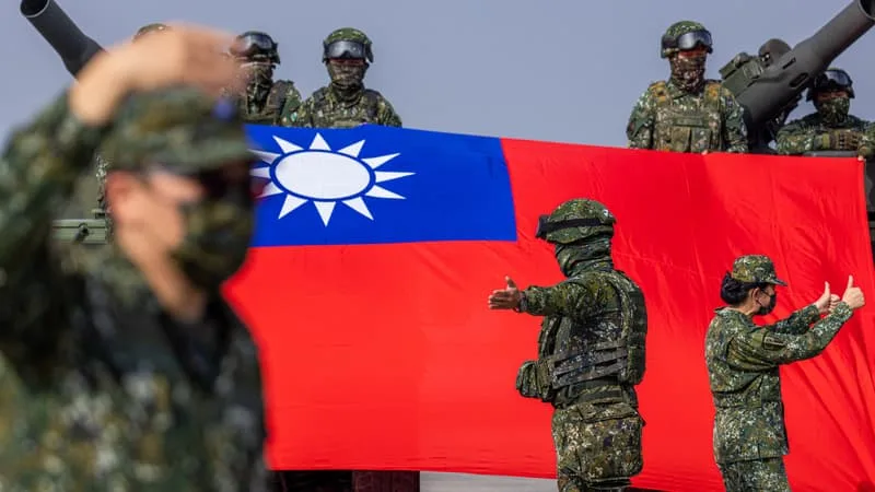 « LE BUDGET TOTAL DE LA DÉFENSE DÉPASSERA POUR LA PREMIÈRE FOIS 1.000 MILLIARDS DE DOLLARS TAÏWANAIS »: FACE À LA PRESSION CHINOISE, LE PRÉSIDENT DE L’ÎLE VA PROPOSER DES DÉPENSES MILITAIRES RECORDS POUR 2027