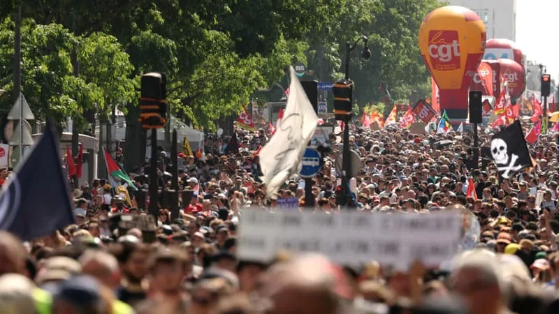 LES SÉNATEURS APPROUVENT LE TRAVAIL LE 1ER-MAI POUR LES SALARIÉS DES BOULANGERIES ET DES FLEURISTES, LA GAUCHE DÉNONCE UNE « BRÈCHE DANS LE DROIT DU TRAVAIL »