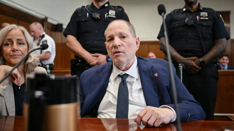 APRÈS 8 ANS DE REBONDISSEMENTS JUDICIAIRES, HARVEY WEINSTEIN, RECONNU COUPABLE D’AGRESSION SEXUELLE À NEW YORK, VA CONNAÎTRE SA PEINE