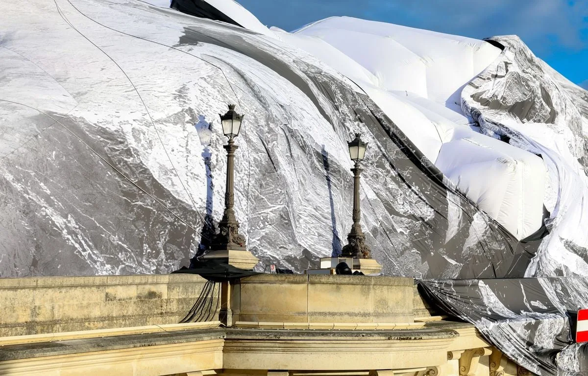 « CAVERNE » DU PONTNEUF : JR ASSURE QUE LA RÉPARATION DE L’INSTALLATION, ENDOMMAGÉE PAR LE VENT, EST EN BONNE VOIE