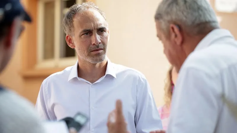 DYNAMIQUE INSUFFISANTE, SOUTIEN DU PS INDISPENSABLE… POURQUOI RAPHAËL GLUCKSMANN PASSE FINALEMENT PAR LA CASE PRIMAIRE