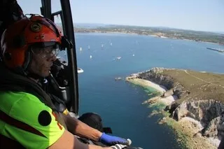 REPORTAGE. L’HÉLICOPTÈRE DRAGON VOLE AU SECOURS DES VICTIMES SUR TERRE ET EN MER : NOUS AVONS SUIVI UN TREUILLAGE EN MER