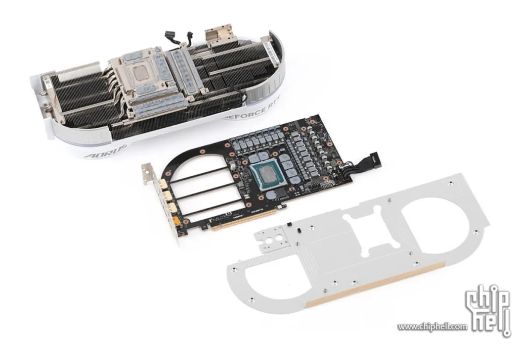 GIGABYTE AORUS GEFORCE RTX 5080 INFINITY WOOD WHITE : UN NOM À COUCHER DEHORS ET UN PCB PLUS SURPRENANT ENCORE