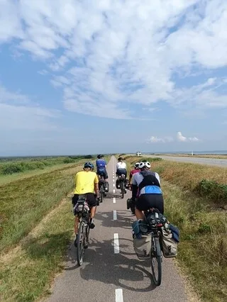 SACOCHES, ITINÉRAIRE, CONSEILS… COMMENT BIEN PRÉPARER SON PREMIER VOYAGE À VÉLO ?