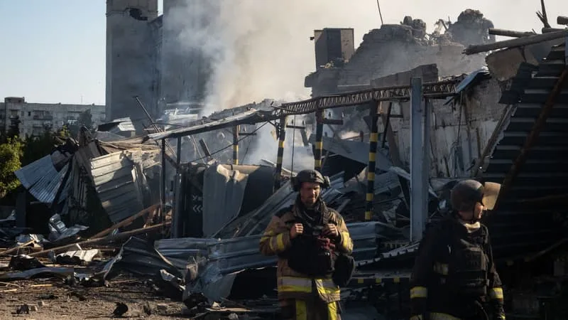 GUERRE EN UKRAINE: UN MORT ET UNE QUINZAINE DE BLESSÉS DANS DES FRAPPES RUSSES À KRAMATORSK