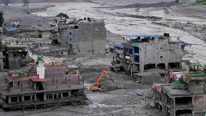 CRUE AU NÉPAL: DEUX OUVRIERS EXTRAITS VIVANTS D’UN TUNNEL NEUF JOURS APRÈS LA CATASTROPHE