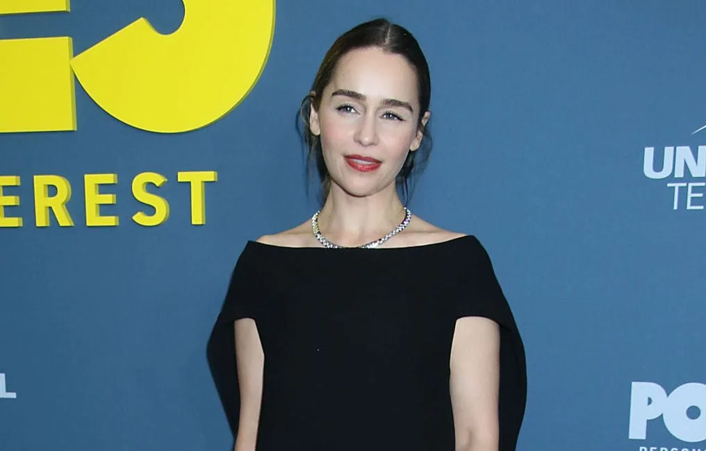EMILIA CLARKE DÉMENT AVOIR ÉTÉ PAYÉE TRÈS CHER POUR CHAQUE ÉPISODE DE « GAME OF THRONES »