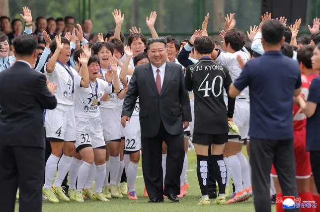 LES FOOTBALLEUSES NORD-CORÉENNES CHAMPIONNES D’ASIE FONDENT EN LARMES DEVANT KIM JONG-UN