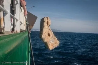 INFO OUEST-FRANCE. L’ONG GREENPEACE RELAXÉE DANS L’AFFAIRE DES « ROCHERS ANTI-CHALUT »