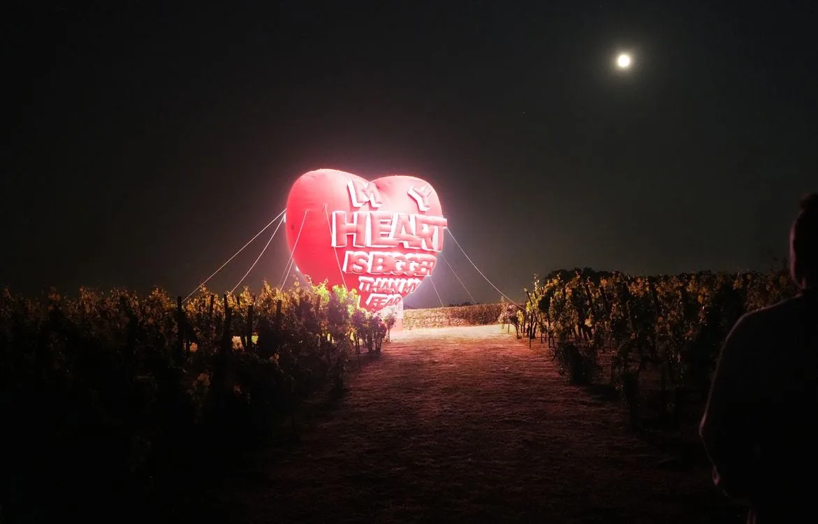 CŒUR GÉANT ET BAL EN JAUNE… NOTRE SÉLECTION POUR LA NUIT BLANCHE 2026 À PARIS