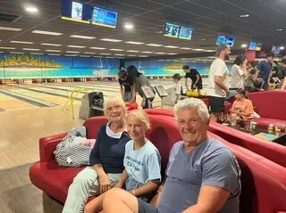 « ON EST CONTENT DE LES AVOIR MAIS C’EST ÉREINTANT » : SUR LE LITTORAL, LES VACANCES DES GRANDS-PARENTS COMMENCENT !