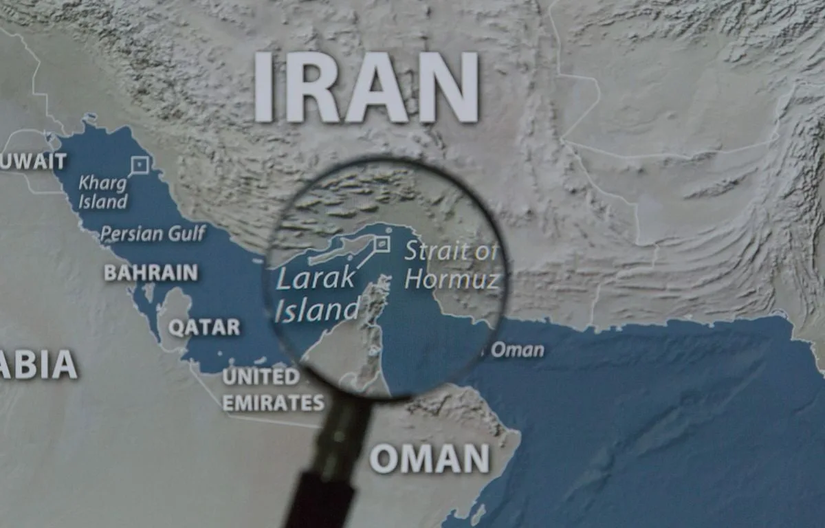 POURQUOI L’ÎLE IRANIENNE DE LARAK, FRAPPÉE PAR LES ETATS-UNIS, EST LE SYMBOLE DE « L’ENLISEMENT » DU CONFLIT EN IRAN