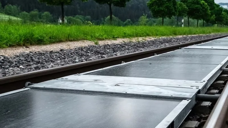 UN PARI FOU ET DES RÉSULTATS PROMETTEURS: CES VOIES FERRÉES TRANSFORMÉES EN CENTRALES SOLAIRES AMOVIBLES EN SUISSE POURRAIENT SE GÉNÉRALISER, NOTAMMENT AVEC LA SNCF